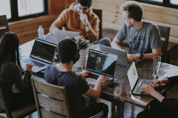 Salle de rédaction lumineuse où collaborent des producteurs de contenu chevronnés